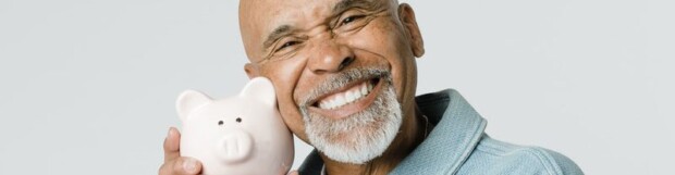 Via energievergelijker overstappen of bij de energieleverancier?